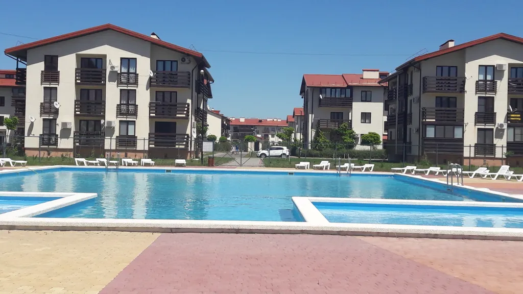 Квартира Меблированная уютная студия в охраняемом жилом комплексе — аренда посуточно в Сукко