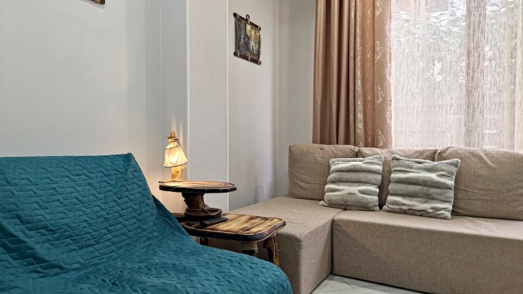 Идеально расположенный комфортный апартамент со спальней. Большие окна