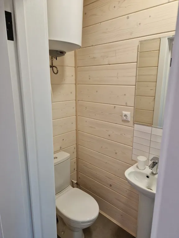 Уютный деревянный домик с видом на море