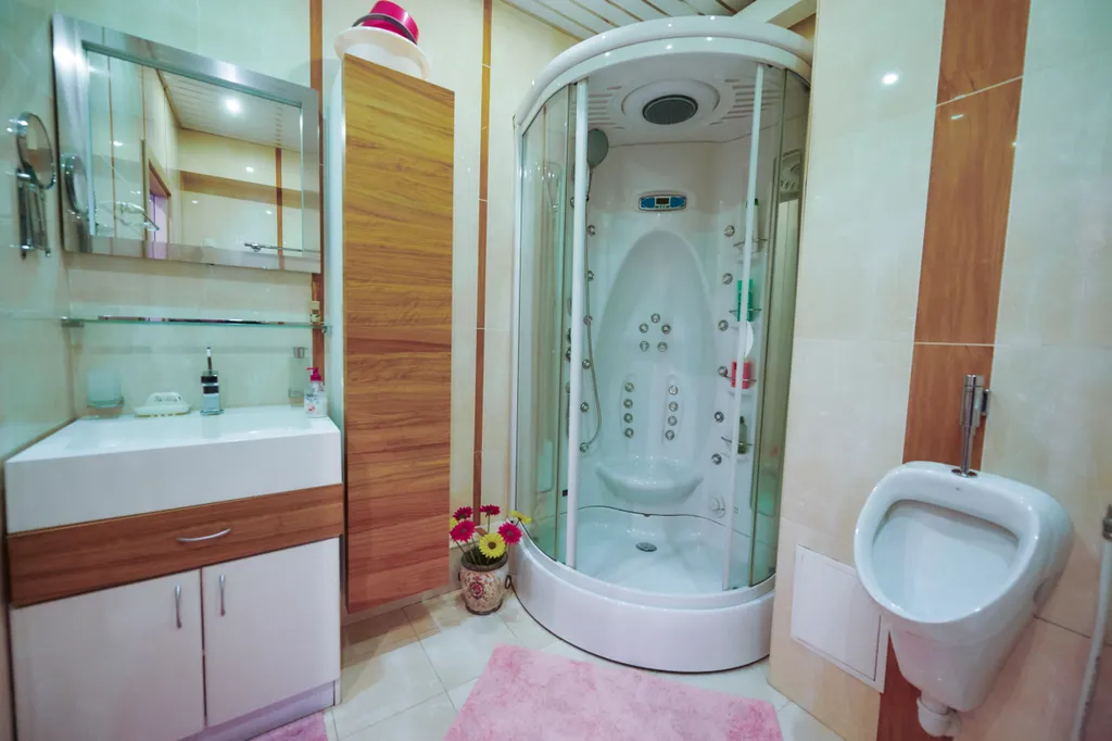 Уютная современная студия с удобным рабочим местом