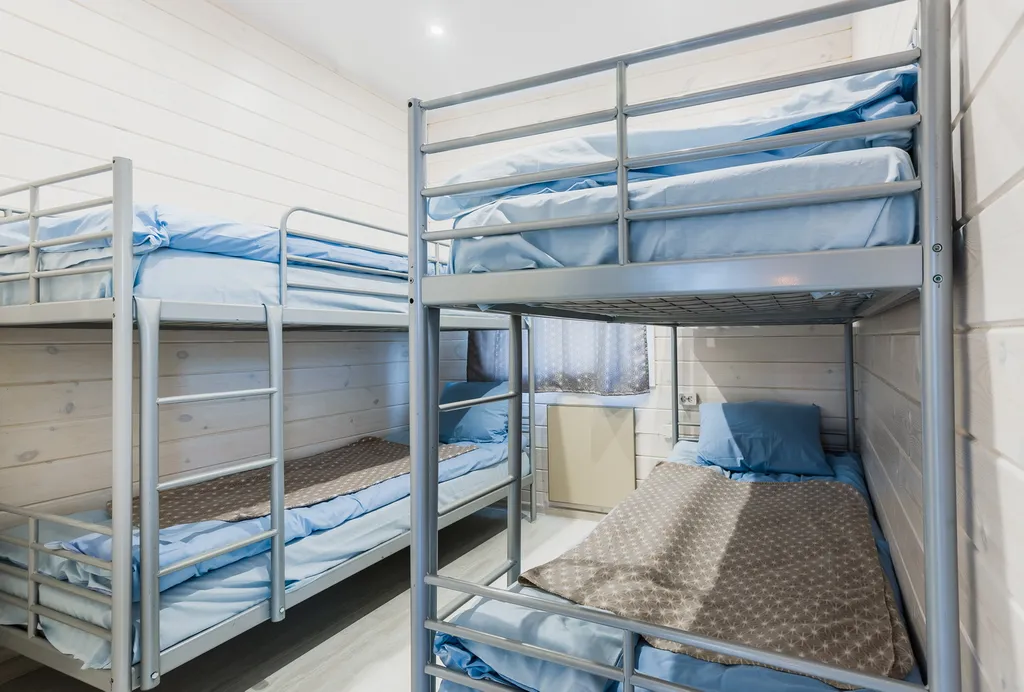 Дом с панорамными окнами на берегу озера, баня, лодка