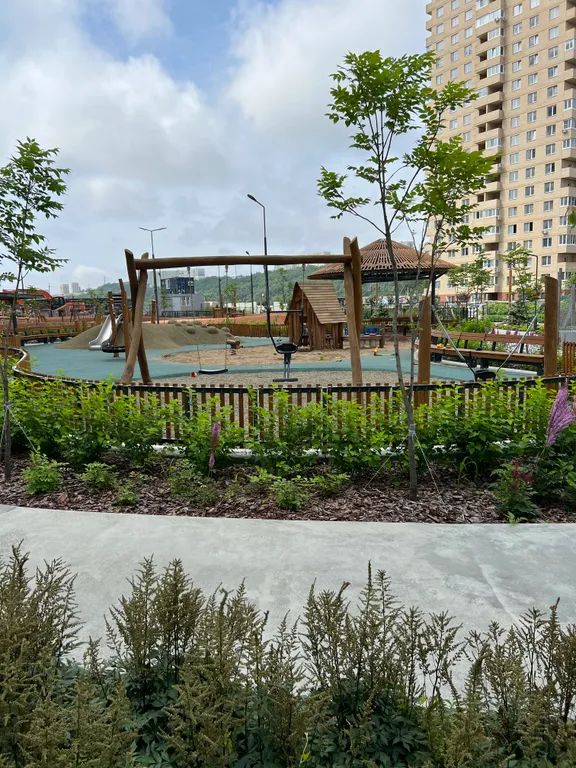 Студия с видом на лес и море