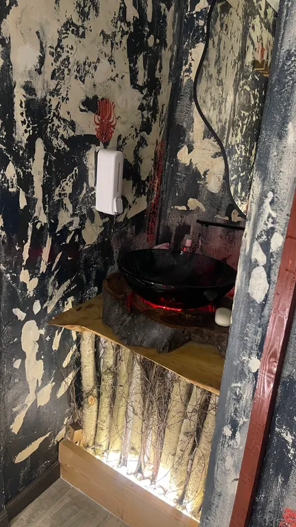 Арт-баня дюпло возле реки в окружении реликтового леса