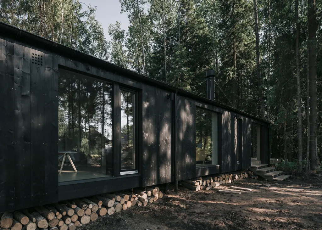 Загородный дом с террасой, баней и видом на лес