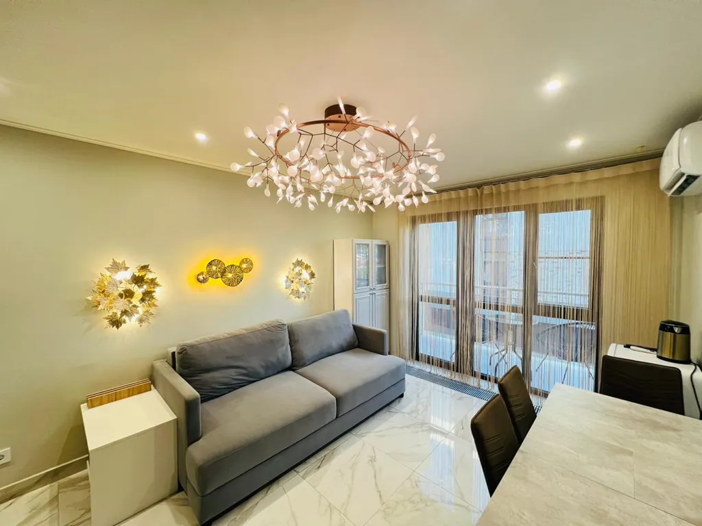 Двухуровневая квартира с бассейном на территории