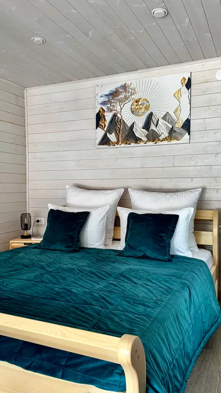 Шале с террасой на берегу реки