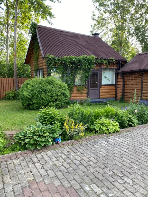 Загородный дом с баней и беседкой