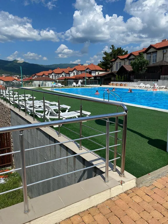 Изумрудный дизайнерский коттедж с бассейном