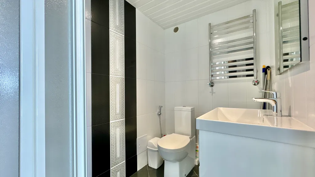 Дом с видом на горы и море