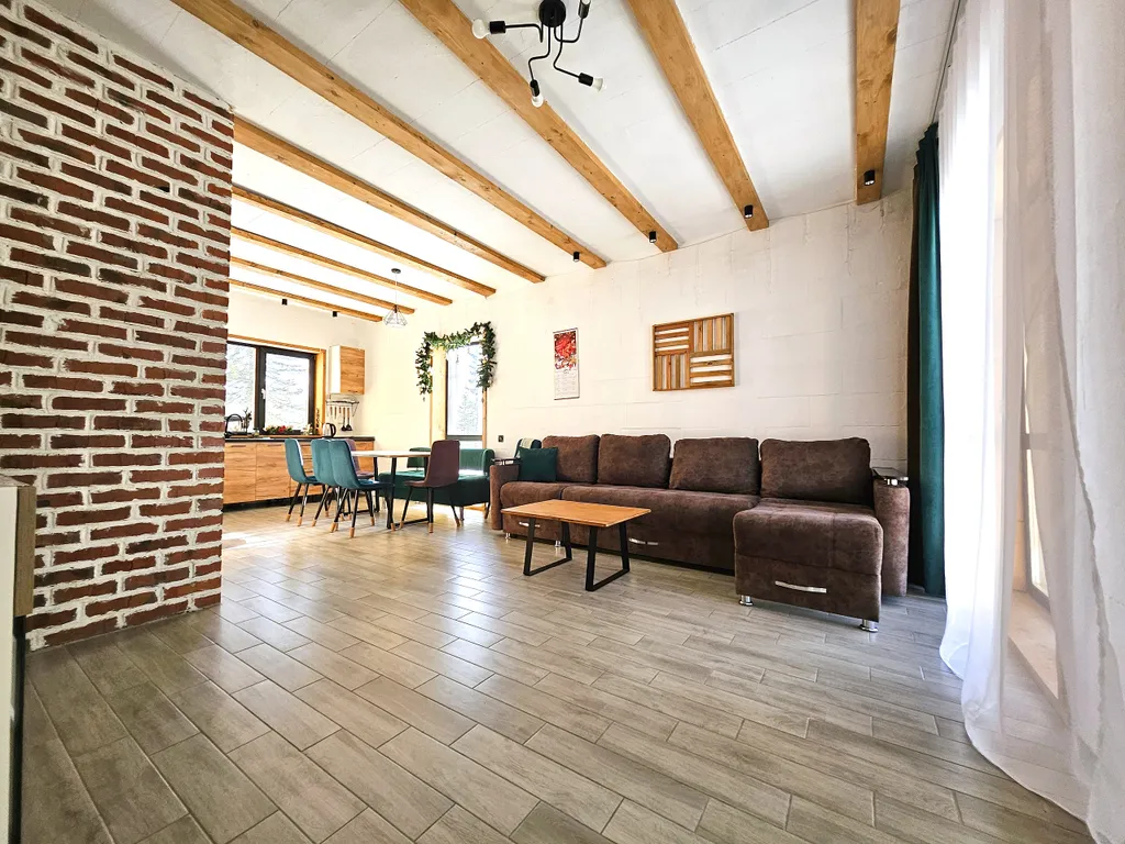 Таунхаус с видом на гору Зелёная