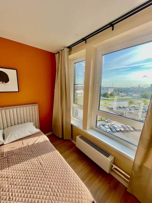 Хороший вид, парк и метро в шаговой доступности.