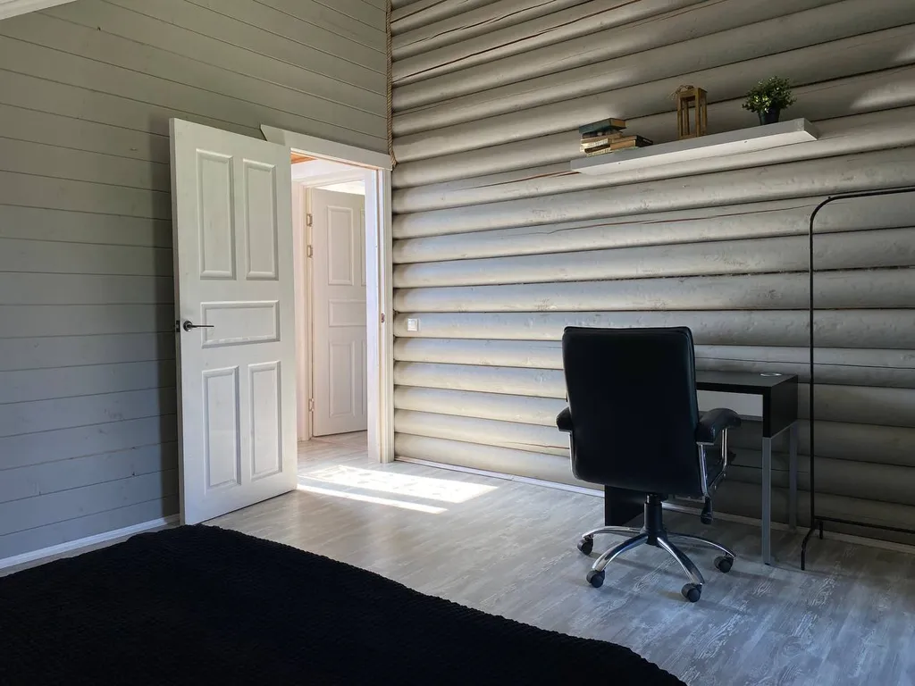 Уютный бревенчатый дом Life veranda на берегу пруда с баней на дровах