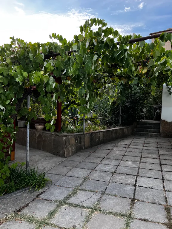 Домик у подножья Генуэзской крепости