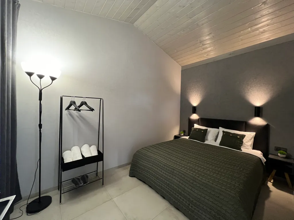 Теплый домик на берегу озера с баней и чаном