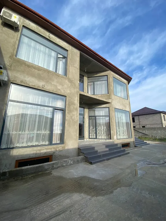 Большой и красивый дом на берегу моря