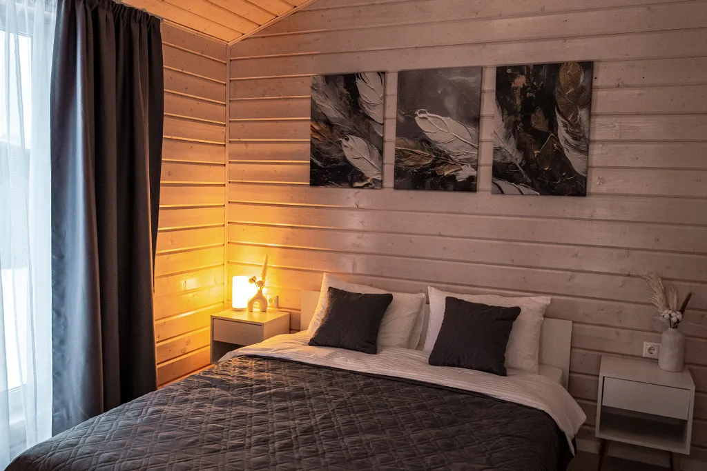 Новый стильный барнхаус с видом на лес