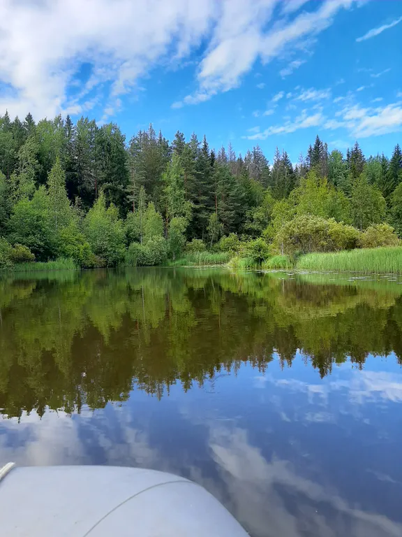 Дом на склоне холма у реки