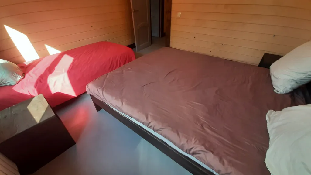 Новые деревянные дома в предгорье Уральских горберегу 3 рек