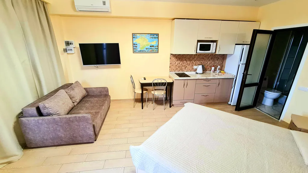 Квартира-студия с отдельным входом в Ливадии на берегу моря