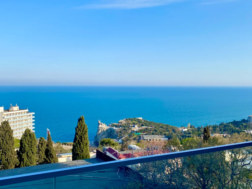 Апартамент с видом на замок Ласточкино гнездо