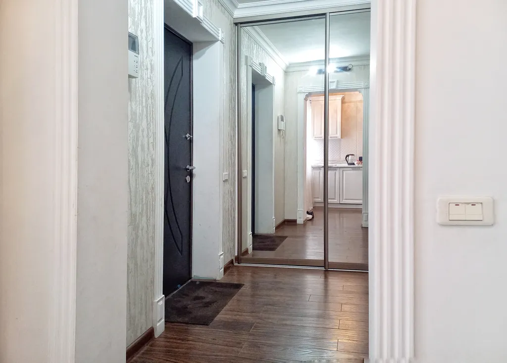 Апартамент напротив парка Победы, с отдельным двором, гараж