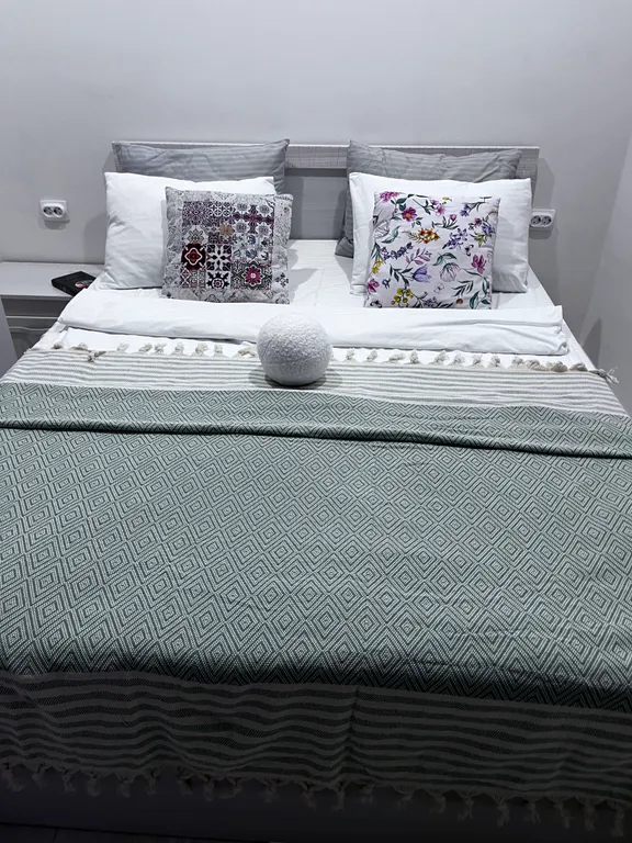 Квартира Квартира с новым ремонтом на первом этаже окна выходят на парковку — Элиста