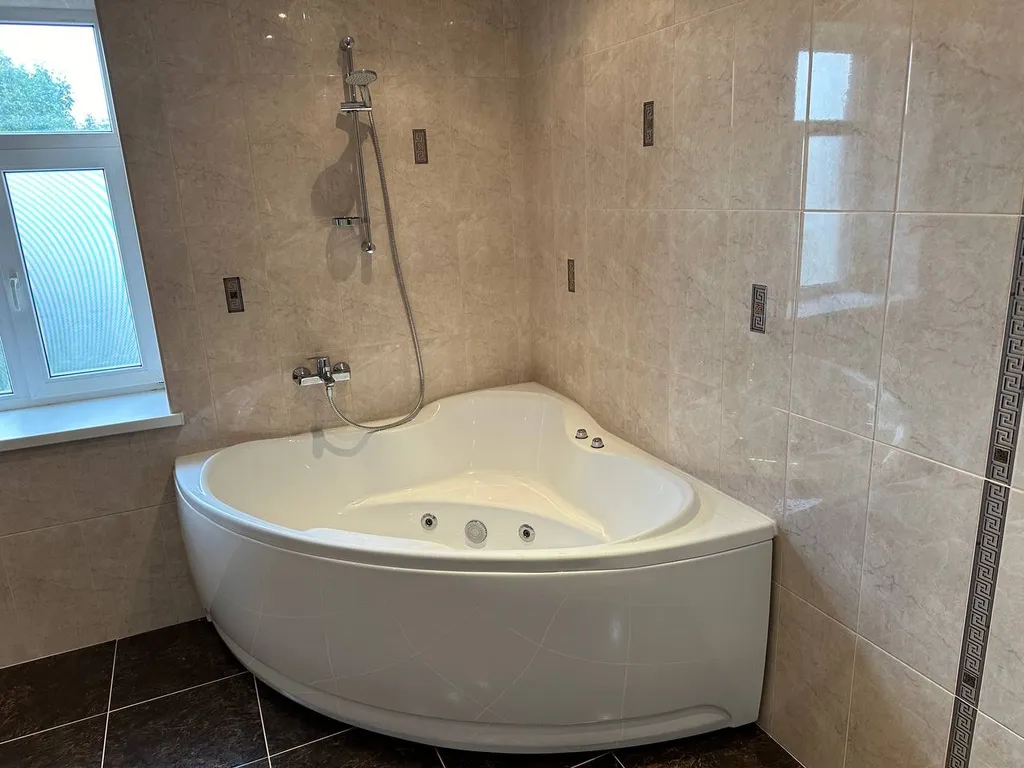 Просторная квартира с видом на горы недалеко от центра города