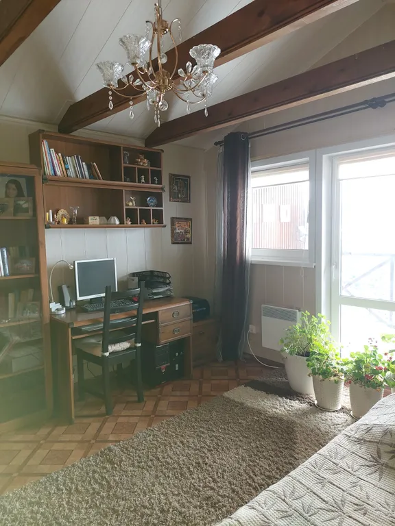 Уютный дом на берегу реки