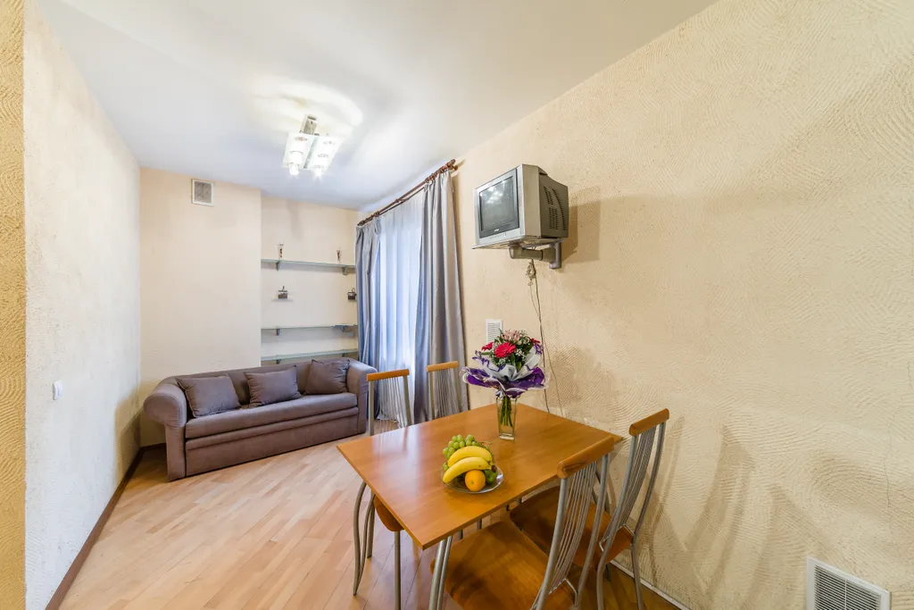 на Адмиралтейской, из окон виден Невский и Строгановский дворец