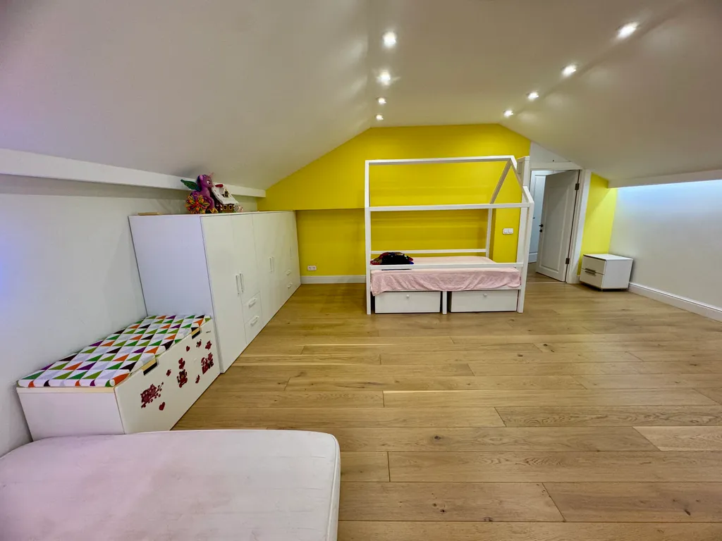 Дом с бассейном и баней у моря