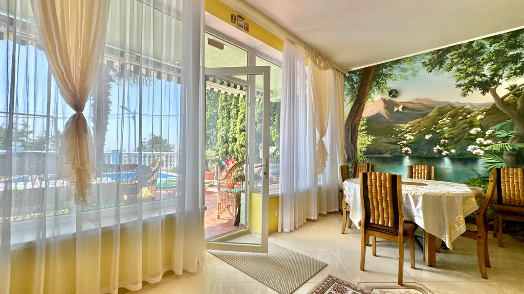 Дом с бассейном в Аутке