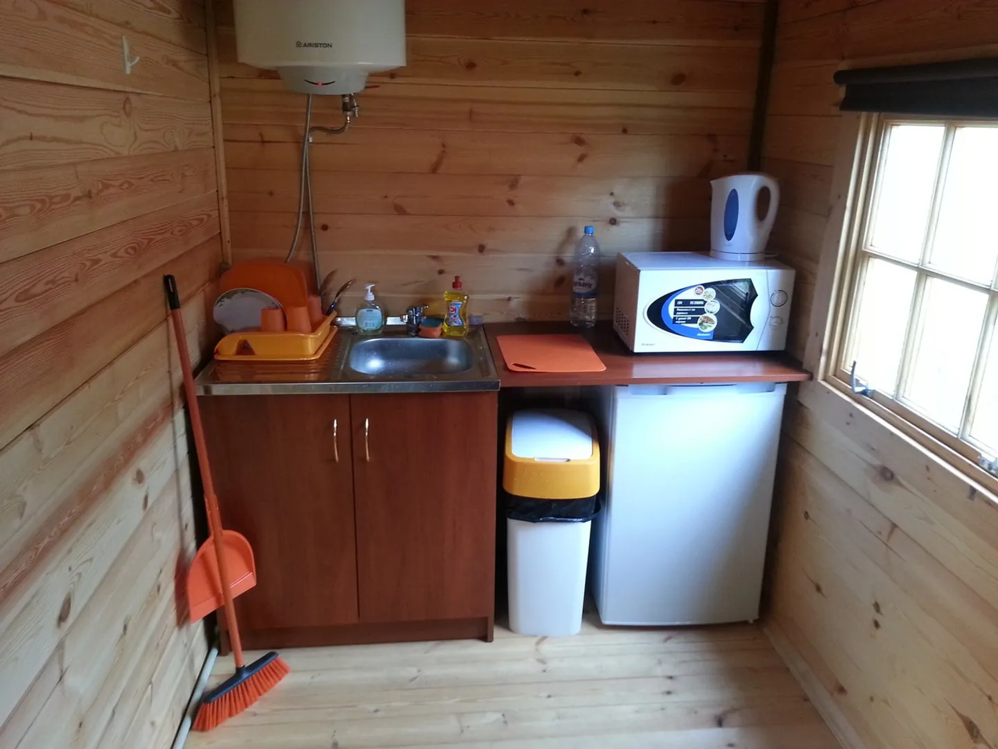 Кухонная зона: Бойлер, эл.плитка, эл.чайник, холодильник, микроволновка