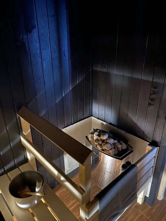 Дом с панорамными окнами и видом на озеро