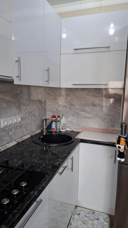 Уютная однокомнатная квартира в спокойном районе, с кроватью и диваном