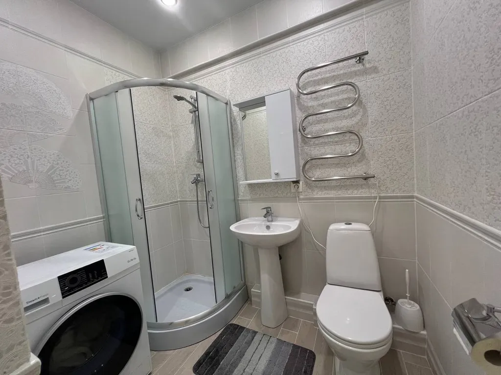 Апартамент с просторной спальней и выделенной кухонной зоной