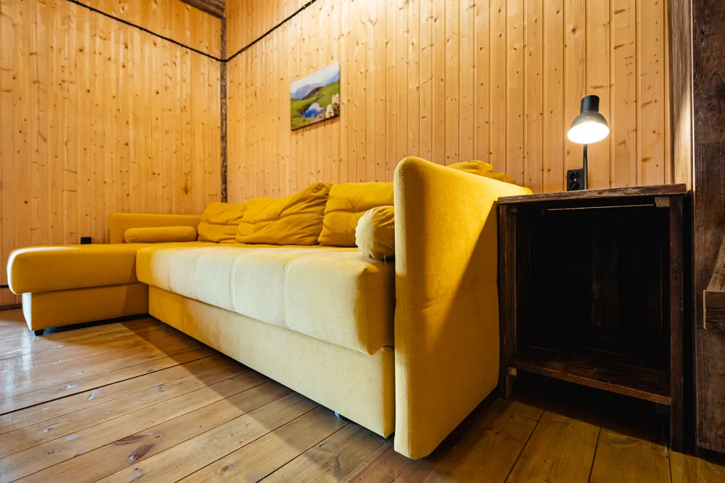 Дом с деревом