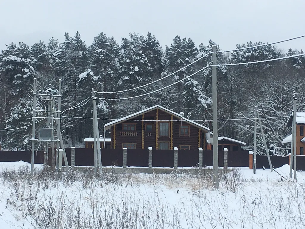 Загородный дом в лесу у реки