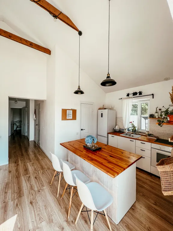 Уютный дом в лесу