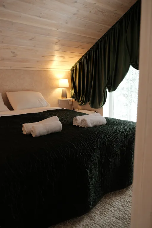 Большой уютный дом с видом на лес