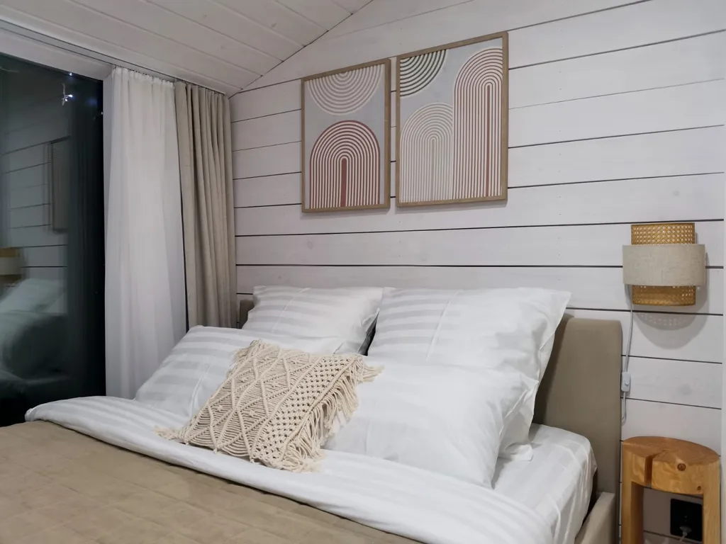 Панорамный дом в окружении леса на берегу водохранилища