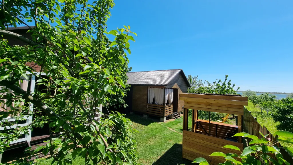 Домик и фруктовый сад