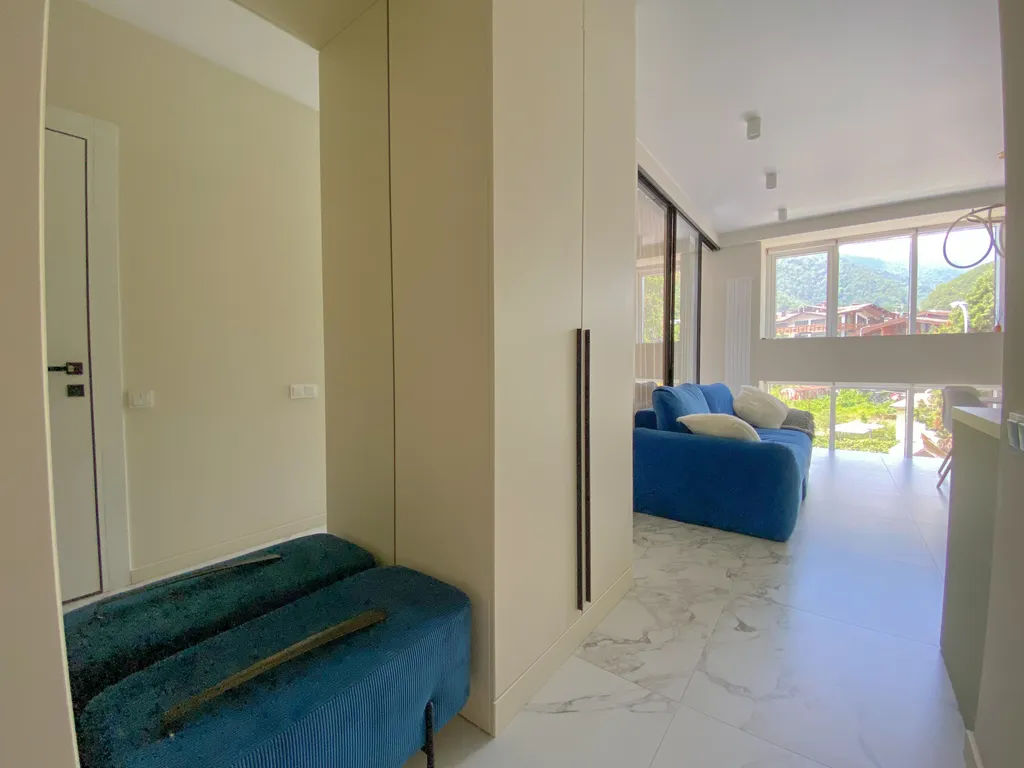 Студия с видом на горы в центре