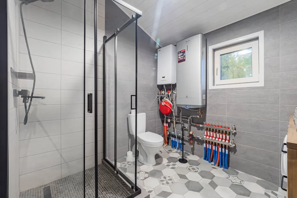 Барн с панорамными окнами с видом на дикий лес