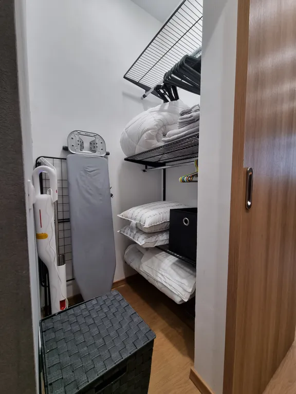 Современные апартаменты с джакузи у озера