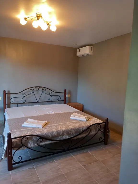 Номер со всеми удобствами в коттеджном домике