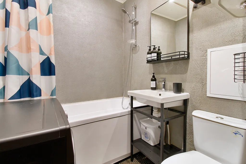 Стильная студия с балконом в самом центре