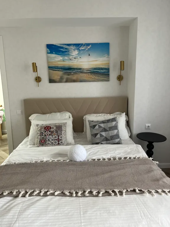 Квартира Квартира с новым ремонтом на первом этаж окна на парковку — Элиста