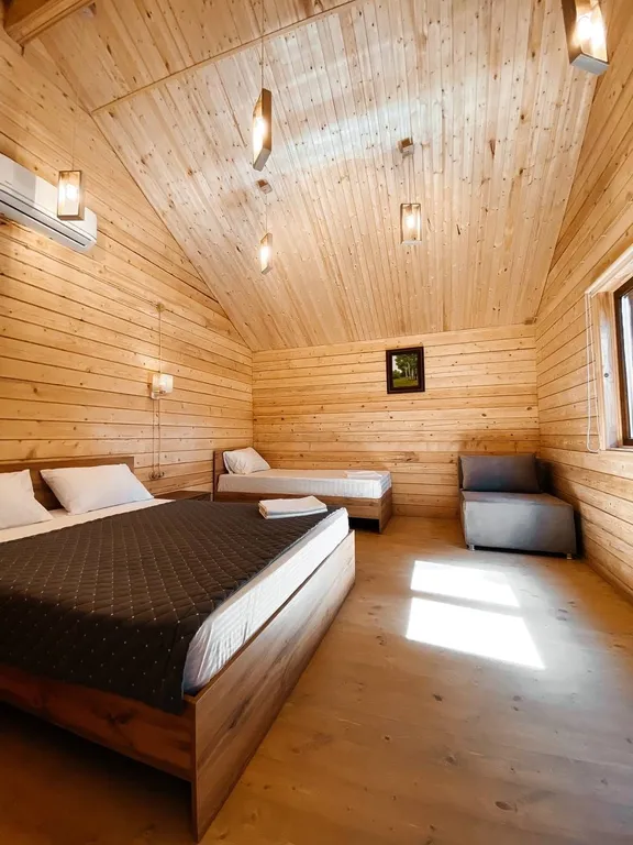 2 деревянных домика из сруба с беседкой-барбекю во одном дворе