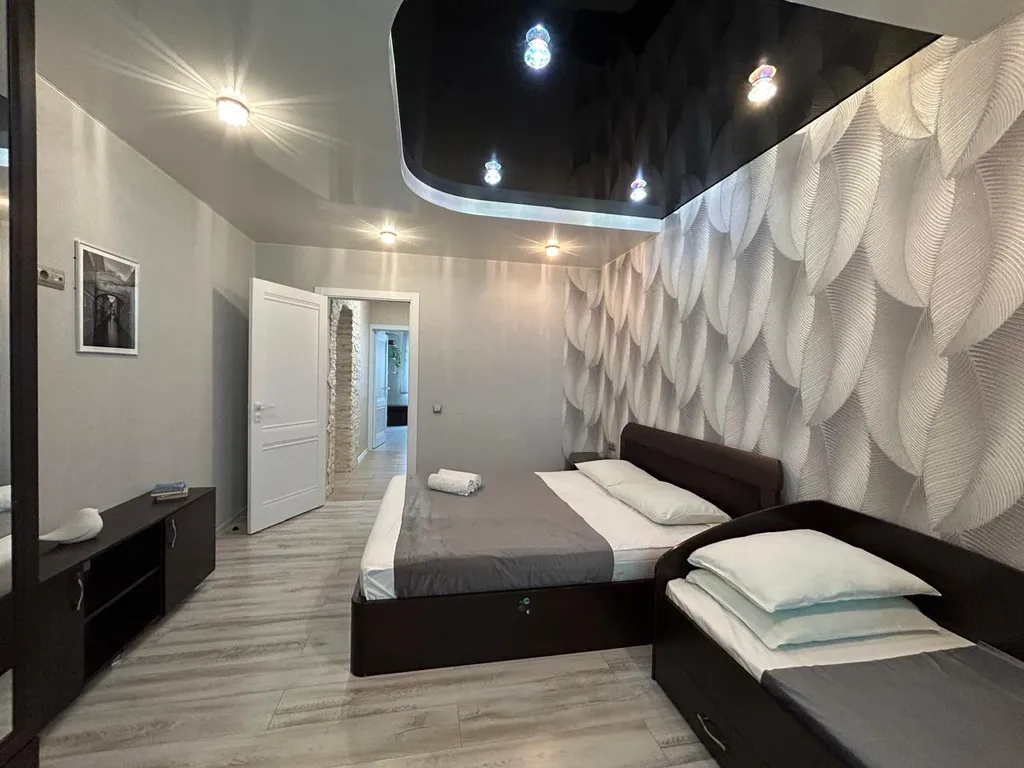 Современная трехкомнатная квартира с большой кухней