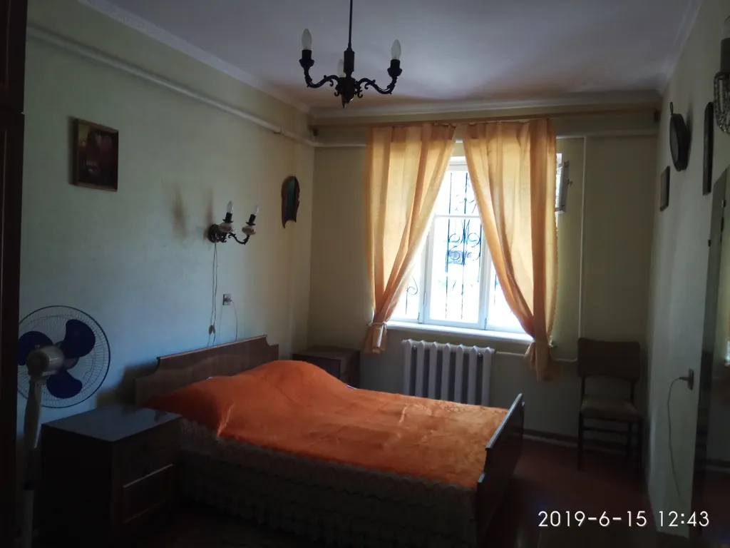 Светлая комната с видом на осенний сад